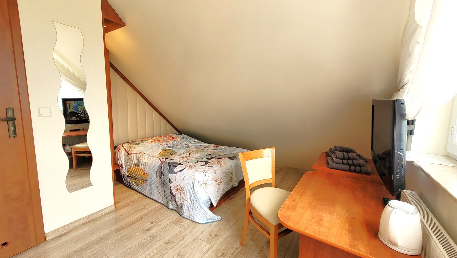 Mały pokój z balkonem